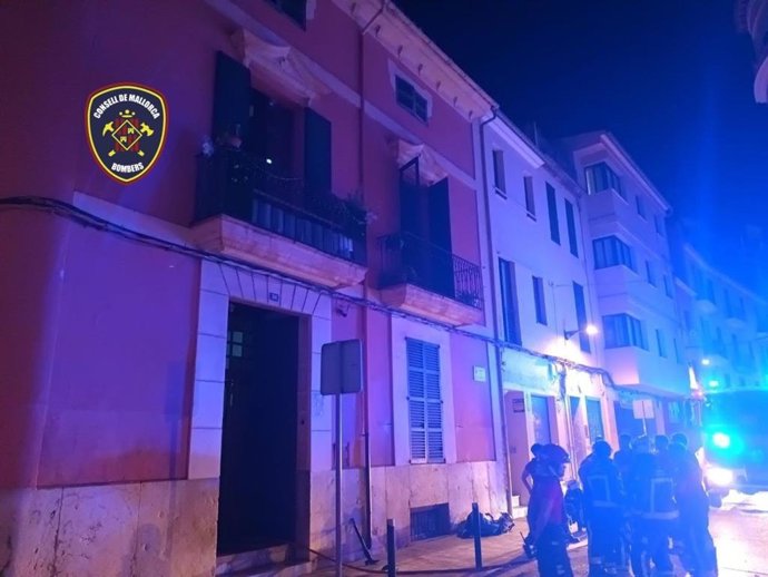 Bomberos en la extinción de un incendio en Inca, Mallorca