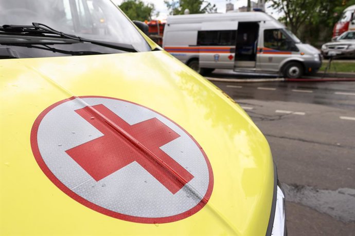 Archivo - RUSSIA, MOSCOW - MAY 25, 2026: Ambulances are seen at the site of a large-scale fire at a hostel in Montazhnaya Street in eastern Moscow. The fire covers an area of ??450 sqm; over 600 people have been evacuated from the building