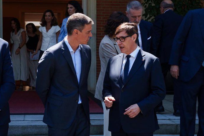 Archivo - El presidente del Gobierno, Pedro Sánchez (i) y el president de la Generalitat de Catalunya, Salvador Illa (d)
