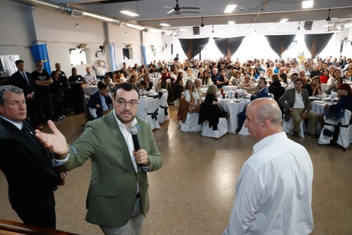 El presidente del Centro Asturiano de Lanús, Fabián Martínez: el presidente del Principado, Adrián Barbón; y el presidente del Atlético Lanús, Nicolás Ruso.