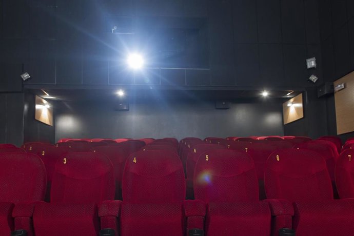 Archivo - Cine, butaca, taquilla, entrada, pel·lícula, espectador (Recurso)