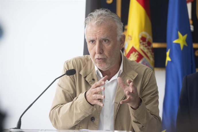 El ministro de Política Territorial y Memoria Democrática, Ángel Víctor Torres (i), durante la reunión del Comité de Situación de la ciudad autónoma, en la Delegación del Gobierno, a 30 de septiembre de 2026, en Ceuta (España). Torres ha anunciado que el 