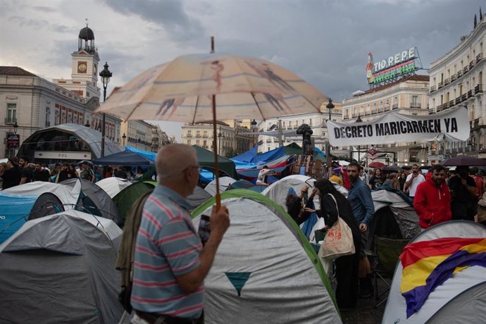Varias personas acampadas en la Puerta del Sol, a 2 de octubre de 2026, en Madrid (España).