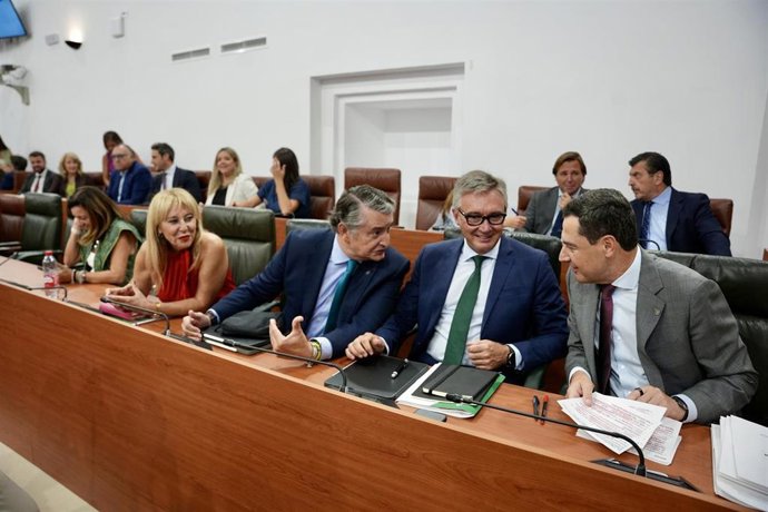 El presidente de la Junta de Andalucía, Juanma Moreno (1d), y los vicepresidentes Antonio Sanz (2i) y Manuel Gavira (2d), y Carolina España, en la primera jornada del Pleno del Parlamento andaluz. (Foto de archivo).