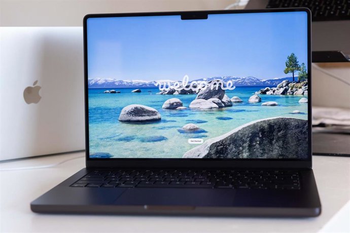 Archivo - June 17, 2026, Yokohama, Japan: Welcome screen of the brand new 14 Inch Apple MacBook Pro with M5 Pro processor.