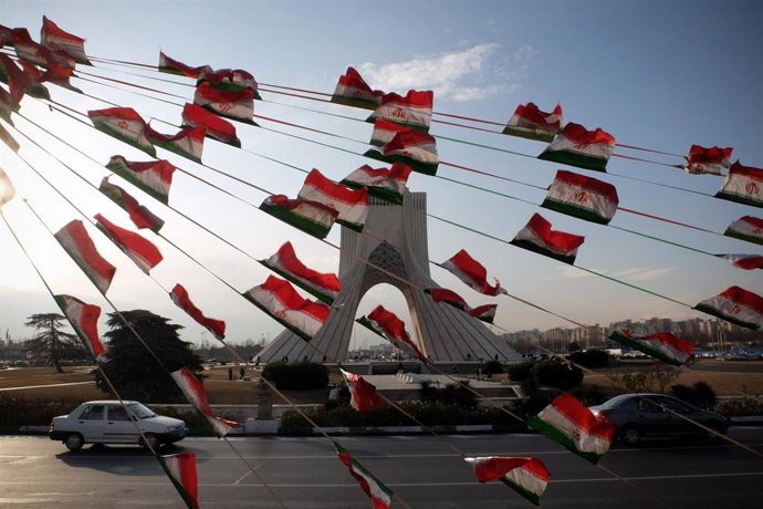 Archivo - Banderas de Irán en la plaza Azadi de la capital, Teherán (archivo)