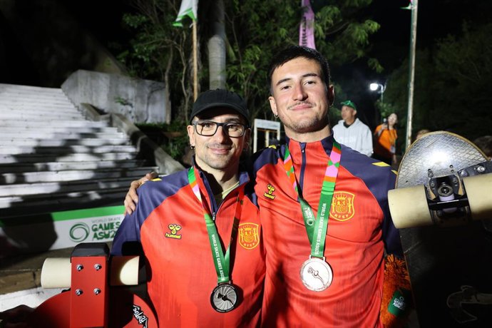 Albert Forés y Mikel Echegaray con sus medallas en los World Skate Games 2026