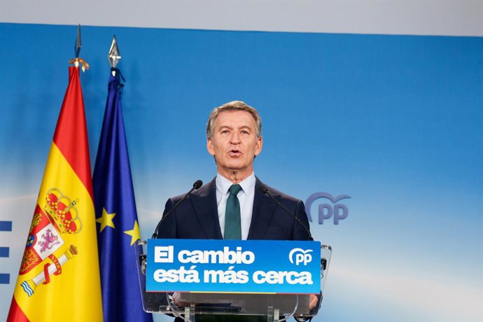 O presidente do Partido Popular, Alberto Núñez Feijóo, durante uma coletiva de imprensa na sede do PP, em 5 de outubro de 2026, em Madri (Espanha). Feijóo reagiu ao anúncio de Sánchez de antecipar as eleições gerais para o próximo dia 29 de novembro