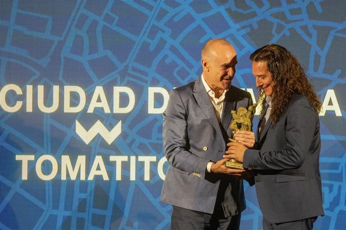 Archivo - El portavoz del Grupo municipal Socialista, Antonio Muñoz, junto al guitarrista Tomatito en una imagen de archivo.
