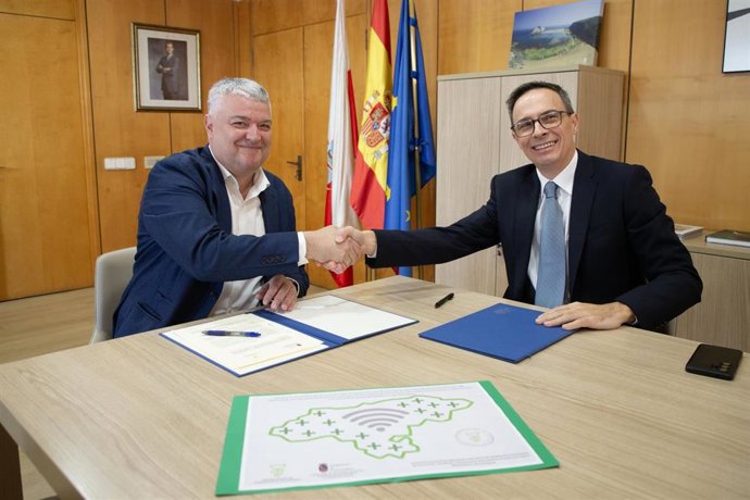 El consejero de Economía, Luis Ángel Agüeros, firma el convenio con el Colegio de Farmacéuticos de Cantabria.