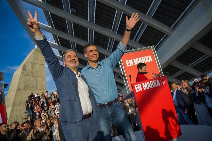Archivo - El presidente del Gobierno y secretario general del PSOE, Pedro Sánchez (i), y el alcalde de Barcelona, Jaume Collboni