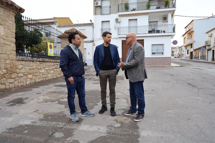 Manuel Fernández durante su visita a Torreperogil