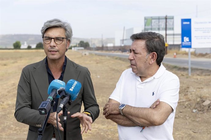 Andrés Lorite atiende a los medios, junto a Jesús Morales.