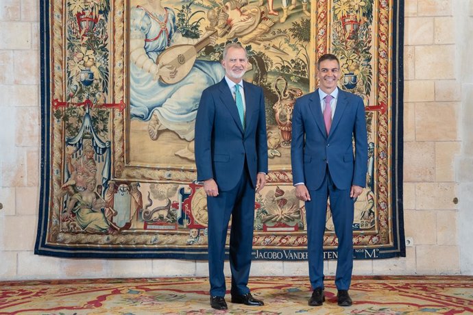 Archivo - Arquivo - O Rei Felipe VI (à esquerda) durante uma reunião com o presidente do Governo, Pedro Sánchez (à direita), no Palácio Real da Almudaina, em 29 de julho de 2026, em Palma de Maiorca, Ilhas Baleares (Espanha).