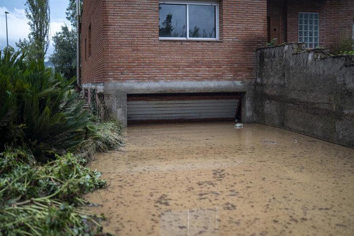 Interior de casas cobertas de lama devido às chuvas torrenciais, em 4 de outubro de 2026, em Montornès del Vallès, Barcelona, Catalunha (Espanha). A onda de chuvas que assola a Catalunha já causou duas mortes na região. O presidente da
