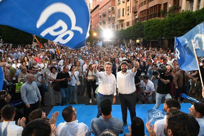 El presidente del Partido Popular, Alberto Núñez Feijóo, y el presidente del Gobierno de la Región de Murcia, Fernando López Miras