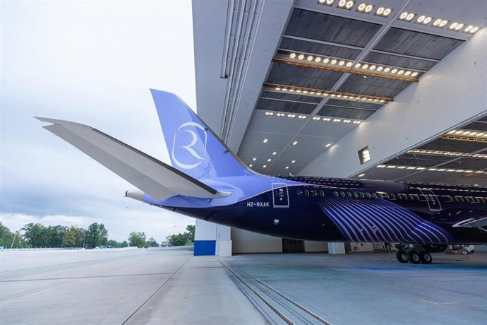 Primer Boeing 787-9 de Riyadh Air con el nuevo diseño de su librea en color índigo.