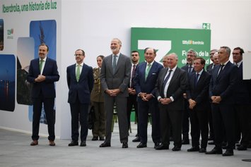 El Rey Felipe VI, el alcalde de Madrid, José Luis Martínez Almeida, el ministro de Industria y Turismo, Jordi Hereu, y el presidente de Iberdrola, Ignacio Galán, durante la inauguración de una exposición sobre el 125º aniversario de Iberdrola, en la Galer