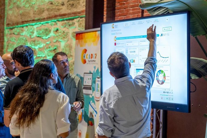 Varias personas consultando la Plataforma de Inteligencia Turística (PIT) del Patronato Provincial de Turismo de la Diputación de Cádiz