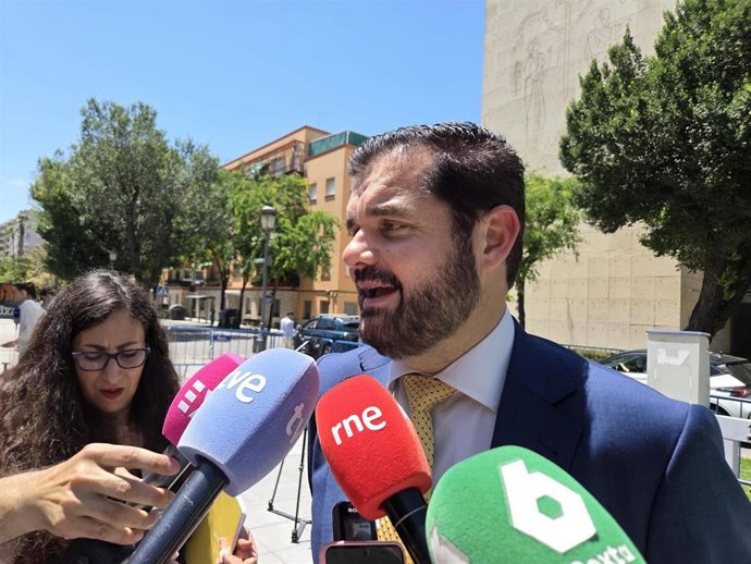 Archivo - El presidente de Iustitia Europa, Luis María Pardo, atiende a los medios al término de la primera sesión del juicio contra David Sánchez.