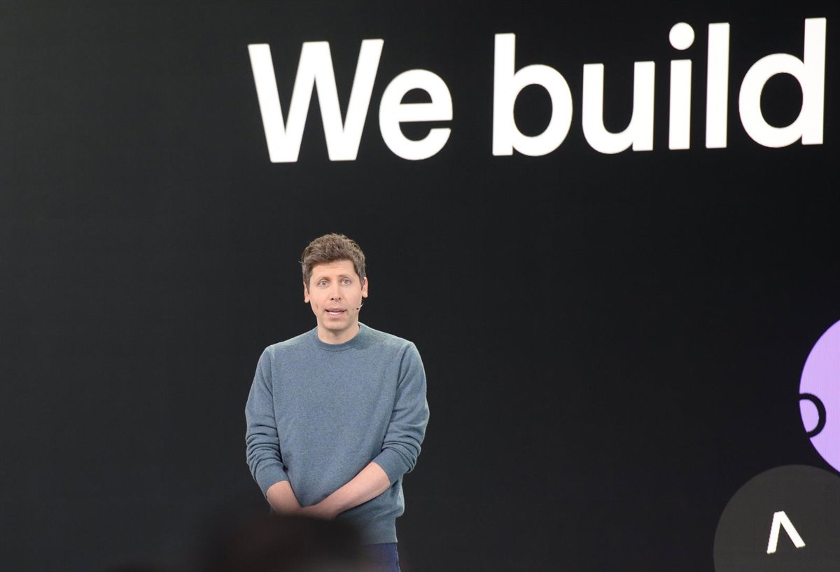 The CEO of OpenAI defends that the benefits of AI justify accepting that negative things happen