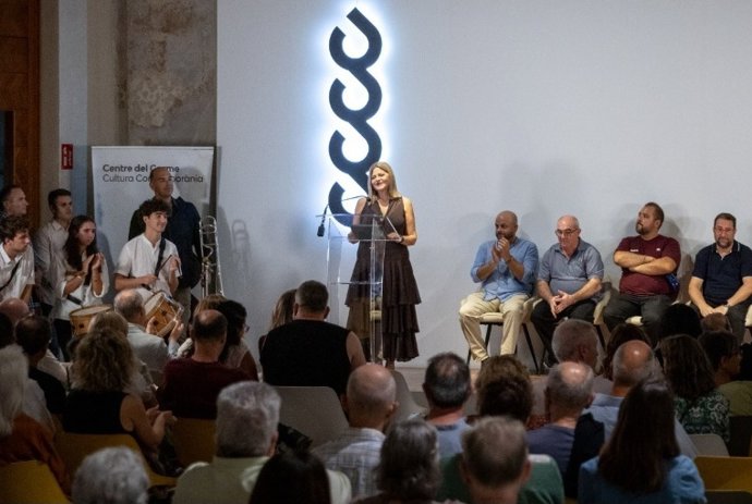 El cant valencià d' estil se caracteriza por un estilo vocal melismático y ornamentado, y agrupa diferentes modalidades de canto entre las que figuran las conocidas 'albaes