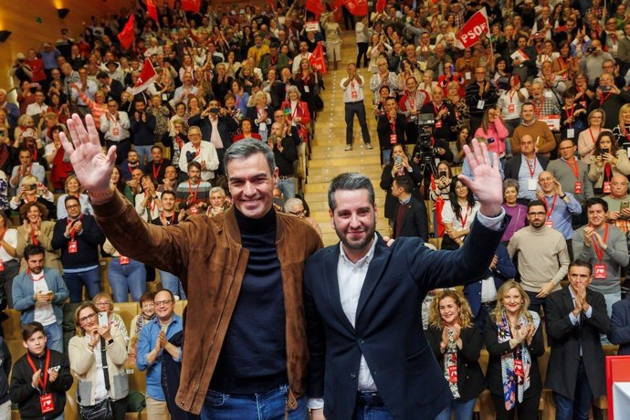 El presidente del Gobierno, Pedro Sánchez, y el secretario general del PSOE, Javier García, en el 16 Congreso del PSOE