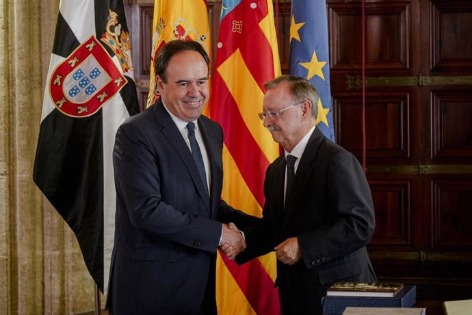 El presidente de la Generalitat Valenciana, Juanfran Pérez Llorca, y el presidente de Ceuta, Juan Jesús Vivas, durante un encuentro, en el Palau de la Generalitat