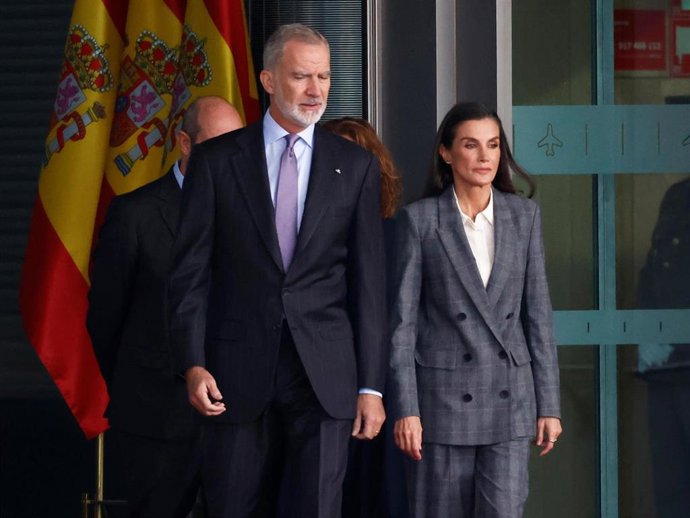 Los Reyes Felipe y Letizia, a su llegada al Pabellón de Estado del aeropuerto de Madrid Barajas para coger el vuelo rumbo a Helsinki