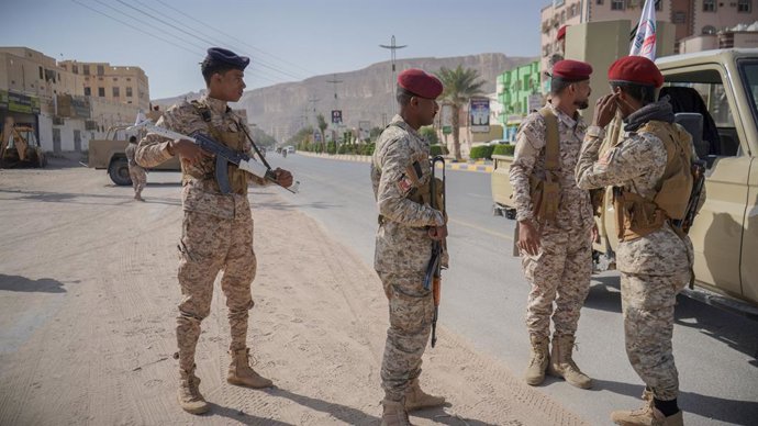 Archivo - Arquivo - 31 de janeiro de 2026, Hadramaut, Seiyun, Iêmen: No sul do Iêmen, em 5 de fevereiro de 2026, o Exército iemenita, apoiado pela Arábia Saudita, instala postos de controle de segurança nas ruas de Hadramaut após a retirada do Conselho de