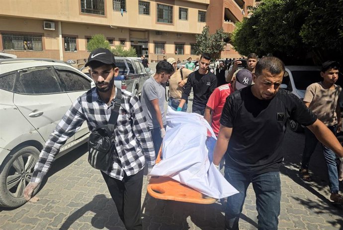 Palestinos trasladan el cuerpo de un hombre muerto en un bombardeo ejecutado el 4 de octubre de 2026 por el Ejército de Israel contra Jan Yunis, en el sur dela Franja de Gaza (archivo)