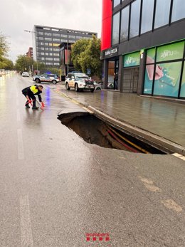 Un socavón en la calle Josep Umbert de Granollers