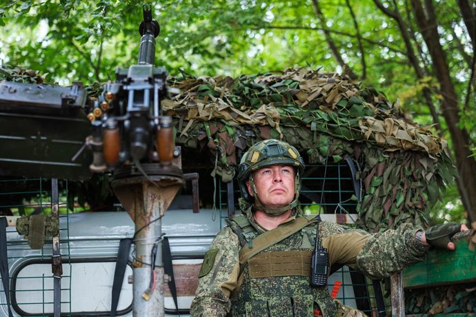RÚSSIA, REGIÃO DE KHERSON – 17 DE SETEMBRO DE 2026: Um militar do 18º Exército de Armas Combinadas, do Grupo de Forças Dnepr, mobiliza uma equipe de artilharia para proteger as estradas durante uma missão de combate na zona da operação militar especial