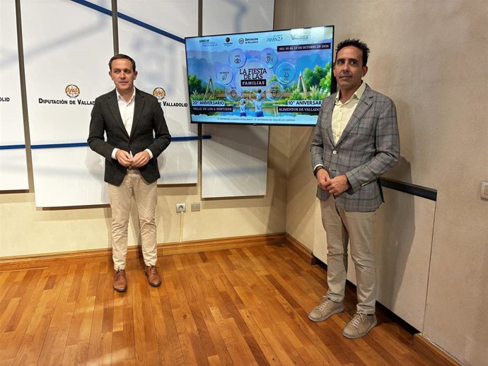 Conrado Íscar (i) y Moisés Santana, antes de la presentación de la programación por el 20 aniversario del Valle de los 6 Sentidos.