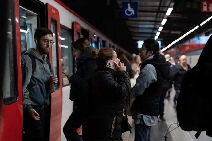 Archivo - Arquivo - Várias pessoas no metrô, em 22 de janeiro de 2025, em Barcelona, Catalunha (Espanha). Os funcionários da Securitas Seguridad España convocaram uma greve por tempo indeterminado a partir do domingo, 26 de janeiro, depois que um seguranç