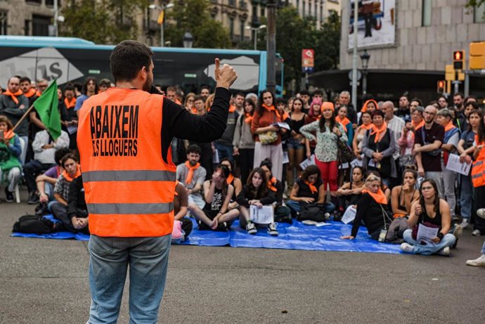 El portavoz del Sindicat de Llogateres, Enric Aragonès, interviene durante una asamblea del Sindicat de Llogateres para promover una huelga general, a 2 de octubre de 2026, en Barcelona