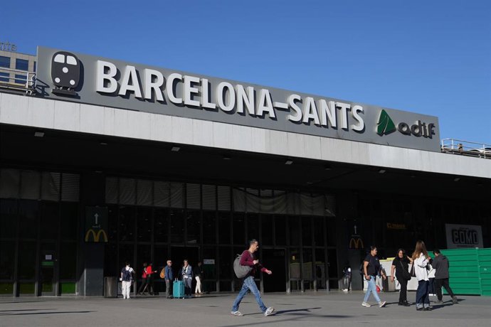 Archivo - Varias personas en la entrada de la estación de Sants, a 23 de septiembre de 2025, en Barcelona, Catalunya (España).