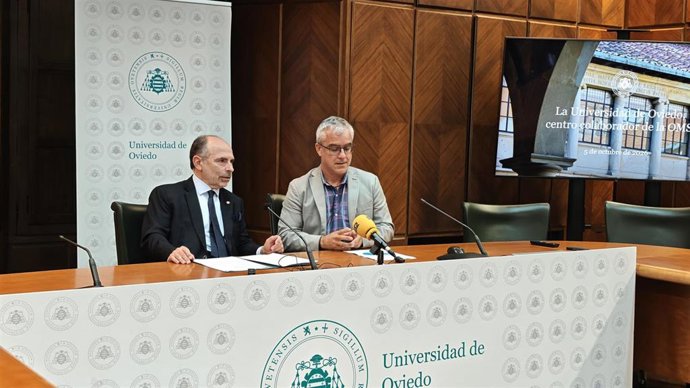 Ignacio Villaverde, rector de la Universidad de Oviedo, y Rafael Castro, profesor de la Universidad de Oviedo y director del centro colaborador.