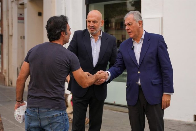 El alcalde de Sevilla, José Luis Sanz, reaparece en la calle Castilla tras varios días de reposo por una indisposición.