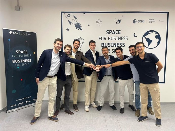 Representantes de las nuevas startups junto al director gerente de Andalucía Aerospace, Juan Román, durante el acto de la firma de adhesión al clúster