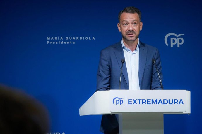 El portavoz del PP de Extremadura, Luis Miguel Núñez, en rueda de prensa en Mérida