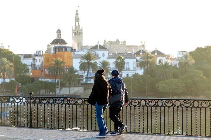 Archivo - Transeúntes cruzan el Puente de Triana. Imagen de archivo