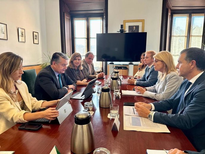 Reunión entre el vicepresidente primero y consejero de Presidencia, Sanidad y Emergencias de la Junta de Andalucía, Antonio Sanz, y la alcaldesa de Huelva, Pilar Miranda.