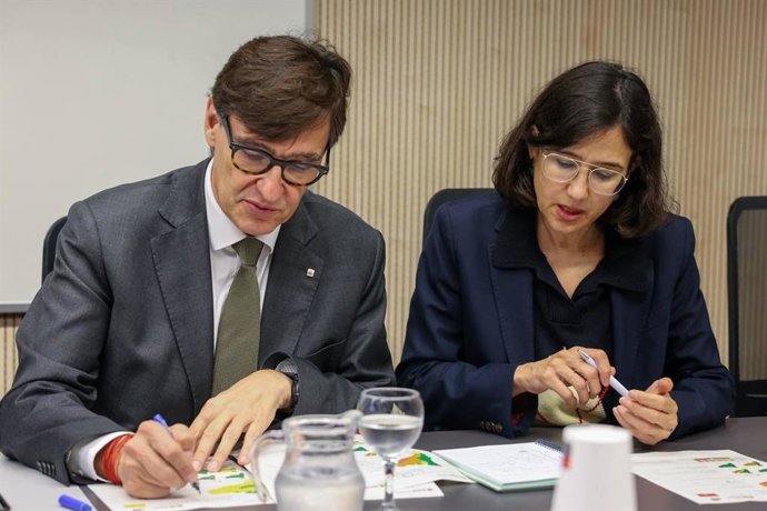 El presidente de la Generalitat, Salvador Illa, y la consellera de Interior, Núria Parlon, en la reunión del Cecat