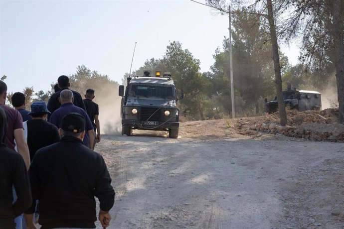Las fuerzas israelíes detuvieron a siete residentes palestinos que intentaban cosechar sus tierras en Jabal Kamas, cerca de Beita. 