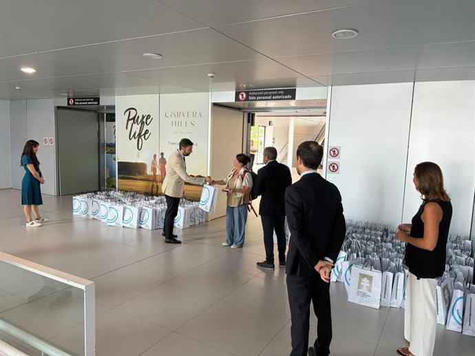 El director general del Instituto de Turismo de Murcia, Juan Francisco Martínez, y el director del Aeropuerto Internacional de la Región de Murcia, Carlos Sanmartín, reciben a los pasajeros del vuelo procedente de Dublín operado por Ryanair