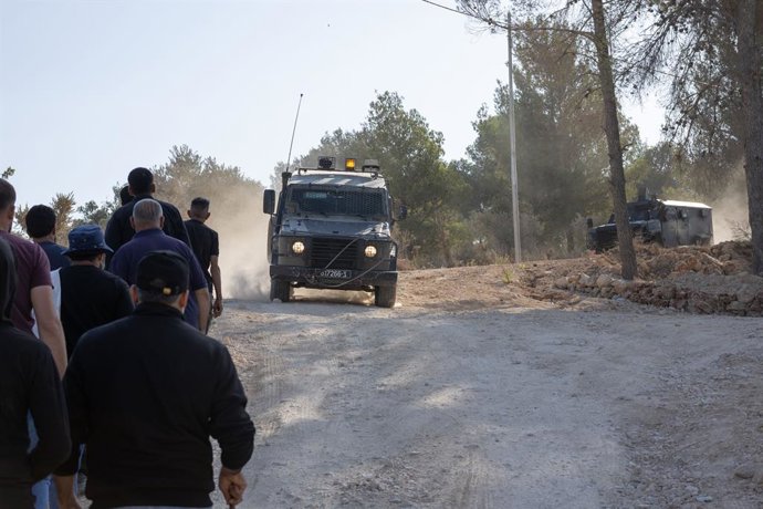3 de outubro de 2026, Nablus, PS: JABAL KAMAS, BEITA, PALESTINA — 3 DE OUTUBRO DE 2026: As forças israelenses prenderam sete residentes palestinos que tentavam colher em suas terras em Jabal Kamas, perto de Beita. De acordo com as informações fornecidas, 