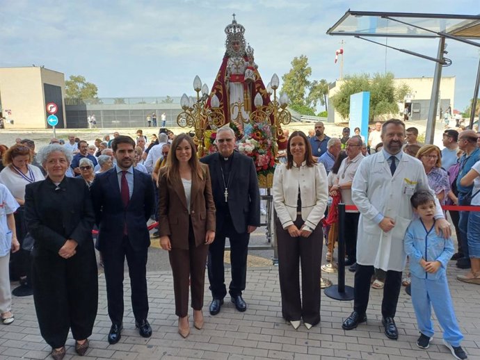 El Hospital Virgen de la Arrixaca recibe por primera vez a la imagen de la Virgen de la Fuensanta