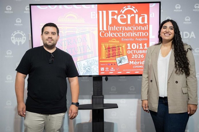 Juan Carlos Ojeda y Laura Iglesias, en la presentación de la feria de coleccionismo de Mérida.