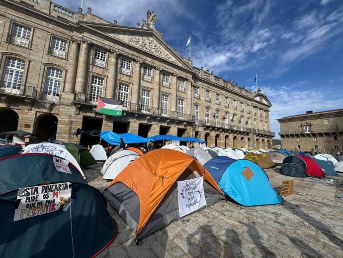 Acampada por la vivienda en la praza do Obradoiro. A 5 de octubre de 2026.